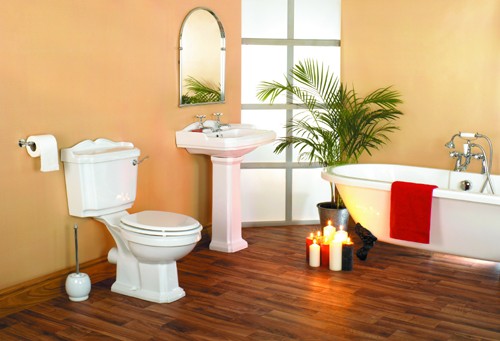 Traditional four piece bathroom suite with 1 tap hole basin. additional image